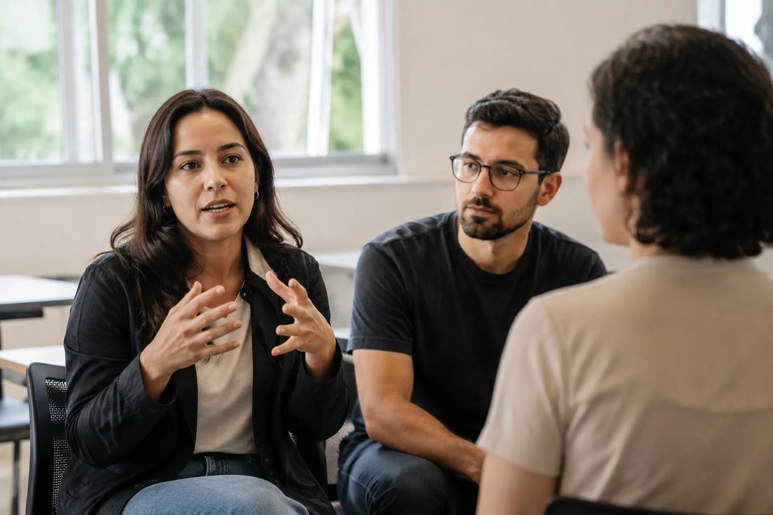 Participante falando em pé enquanto o restante da turma acompanha sentado